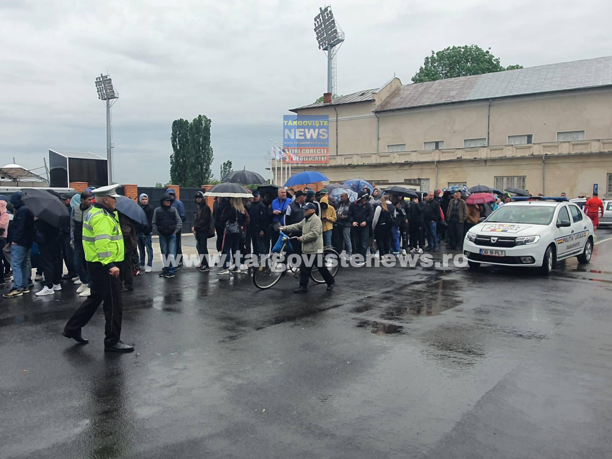Respect! Suporterii Chindia Târgoviște au înfruntat ploaia și au așteptat zeci de minute la coadă să-și cumpere bilete la meciul cu Voluntari