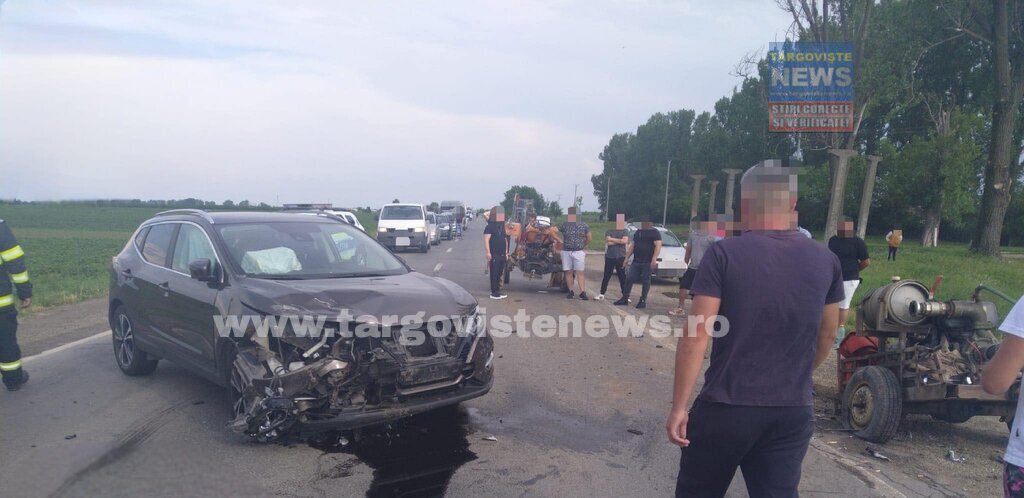 ACUM- O mașină a fost avariată, pe DN 7, la Lungulețu, după ce s-a izbit de un tractor