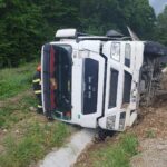 VIDEO – Șoferul camionului răsturnat în șanț, la Gura Ocniței, a scăpat cu bine din accident