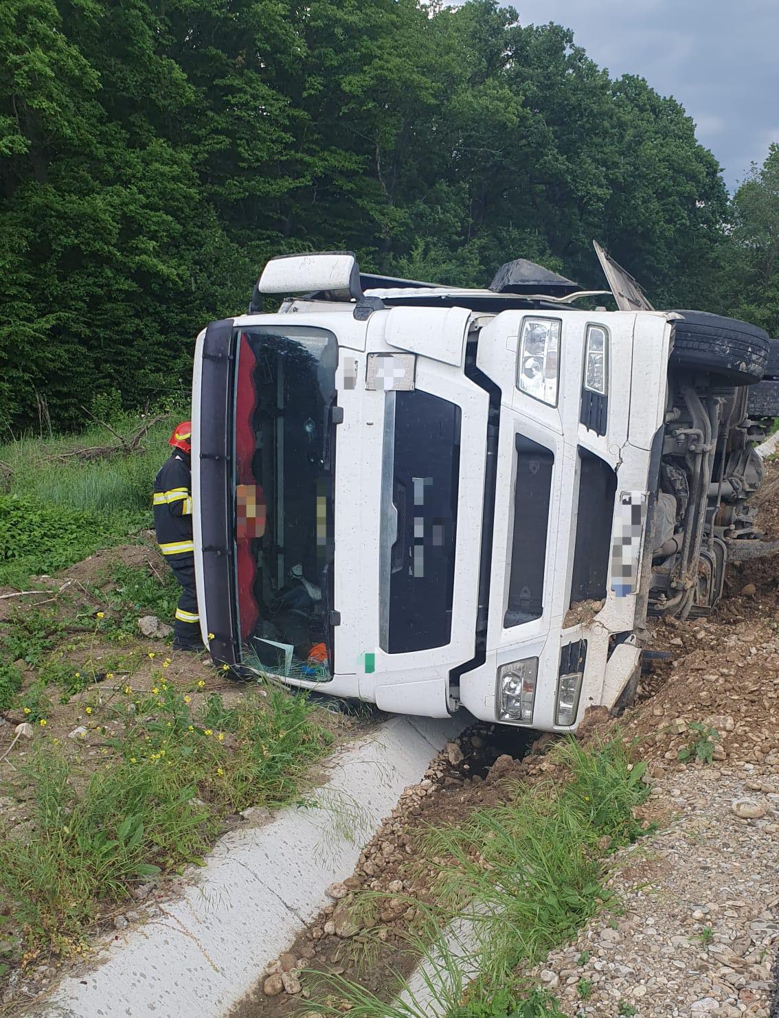 VIDEO – Șoferul camionului răsturnat în șanț, la Gura Ocniței, a scăpat cu bine din accident