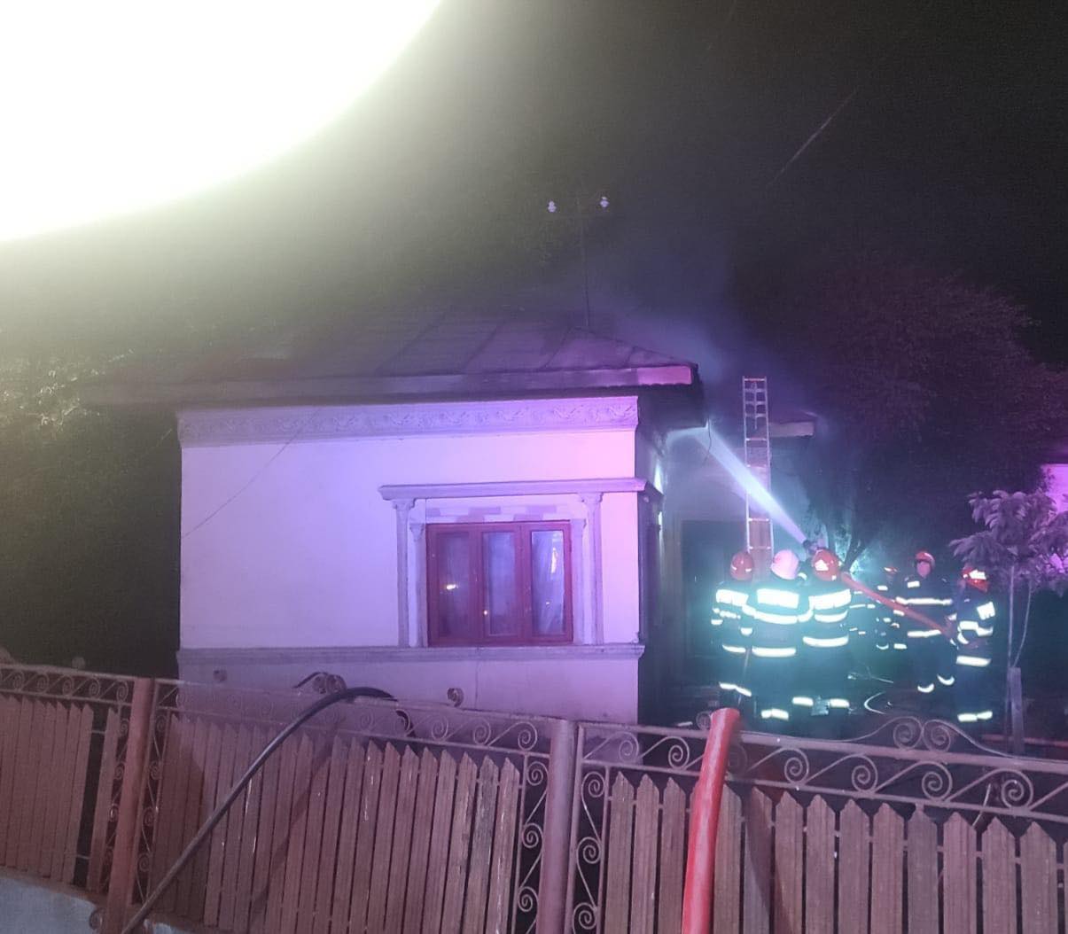 O casă a fost cuprinsă de flăcări, azi-noapte, la Lungulețu