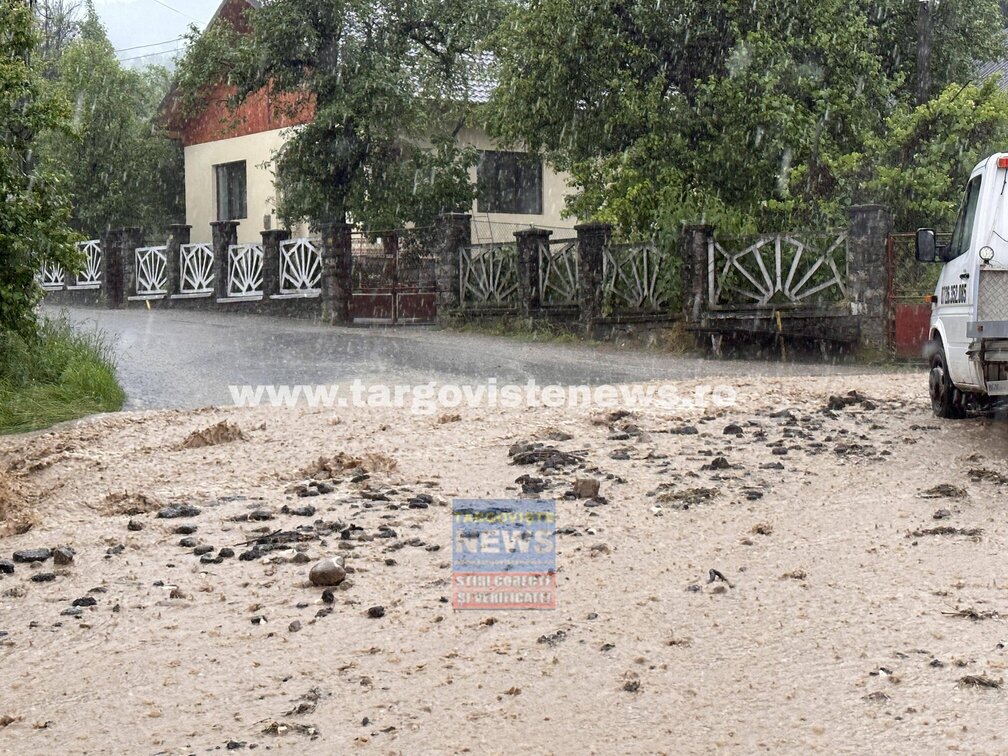 ACUM – Inundații la Runcu, o viitură a măturat drumurile din localitate