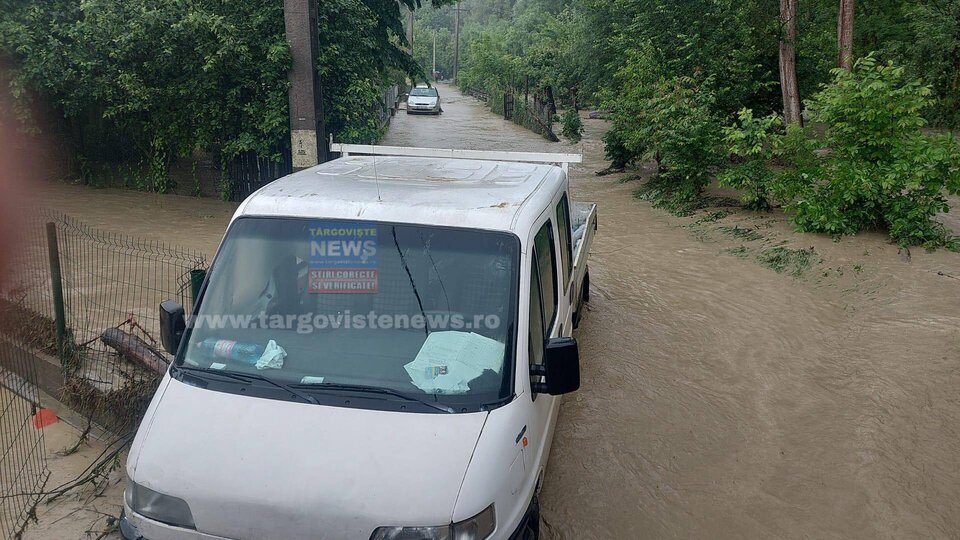 Două femei au rămas blocate într-o camionetă, din cauza inundațiilor, în Valea Danului, în Argeș