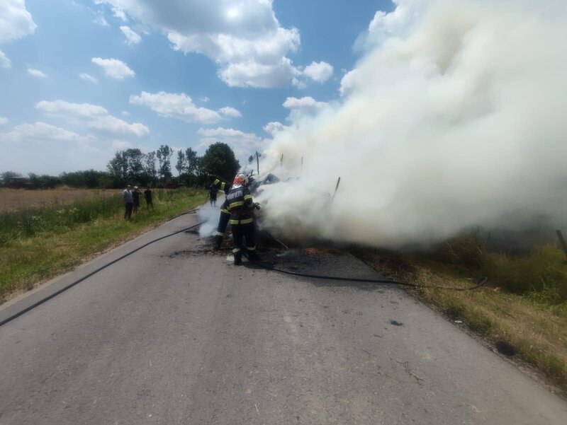 ACUM – Două remorci încărcate cu baloți de paie au luat foc, la Uliești