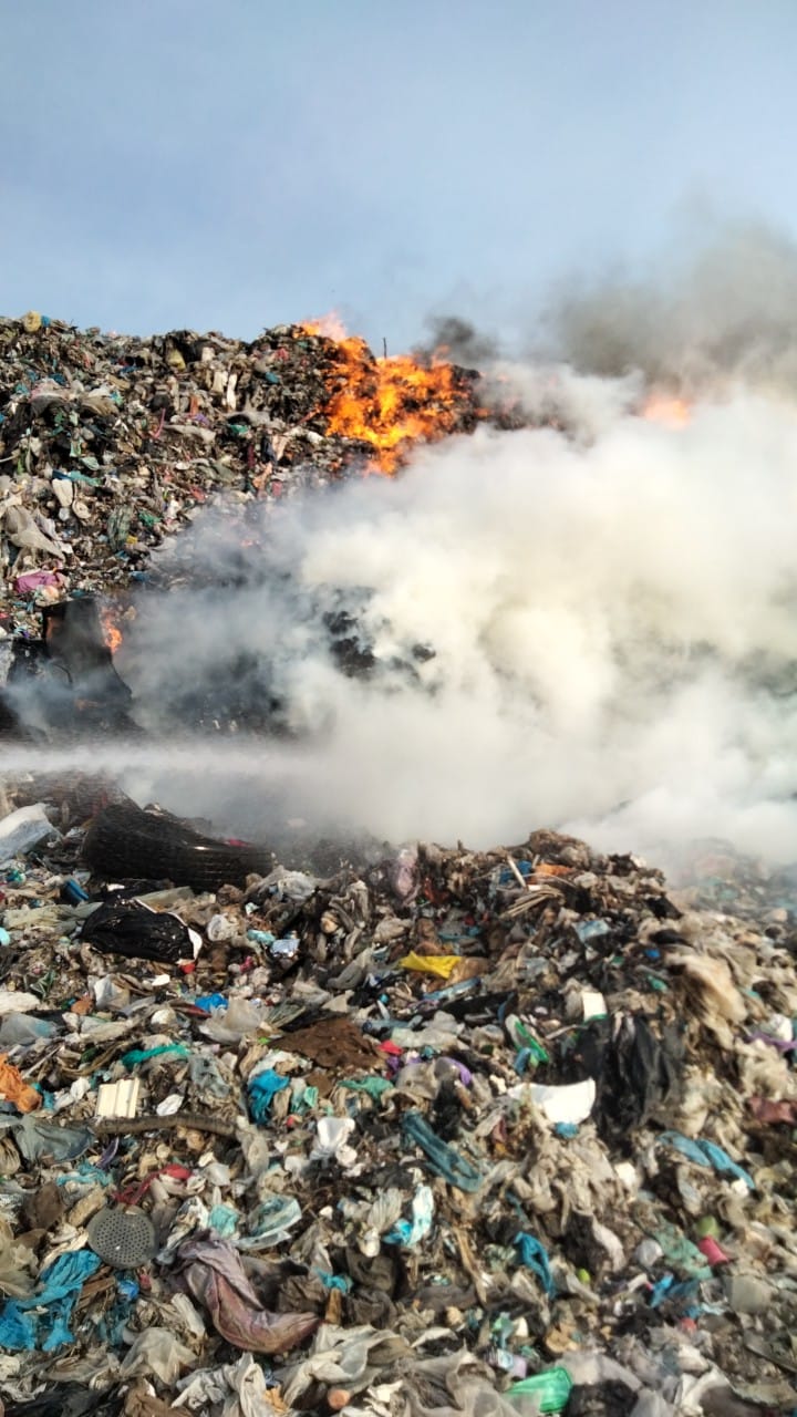 Incendiu de proportii la groapa de gunoi, in Titu. A fost emis mesaj Ro-Alert