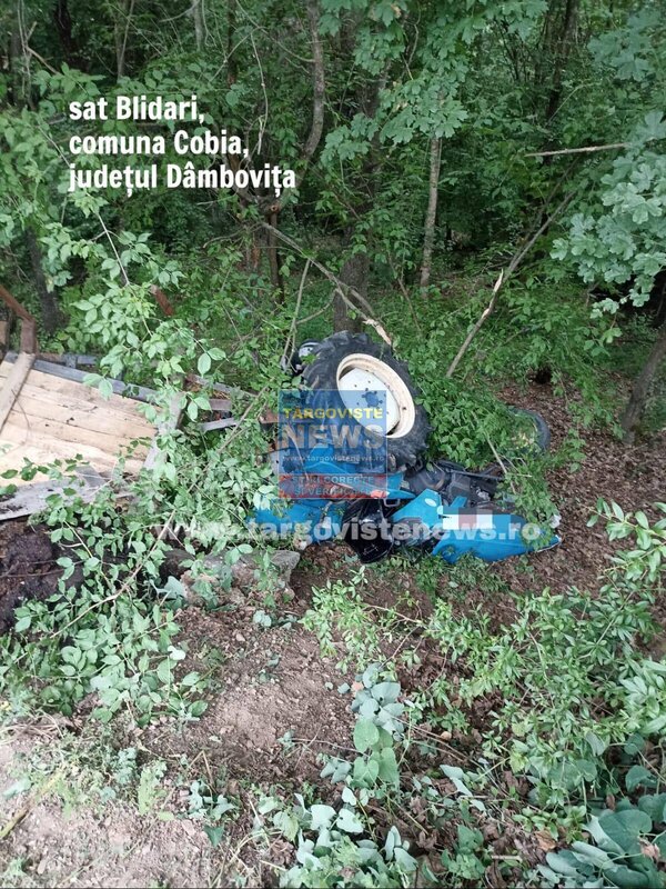 Necaz după necaz pentru bărbatul care s-a răsturnat cu tractorul, la Blidari, în Cobia. A scăpat din accident, dar l-au supărat rău polițiștii