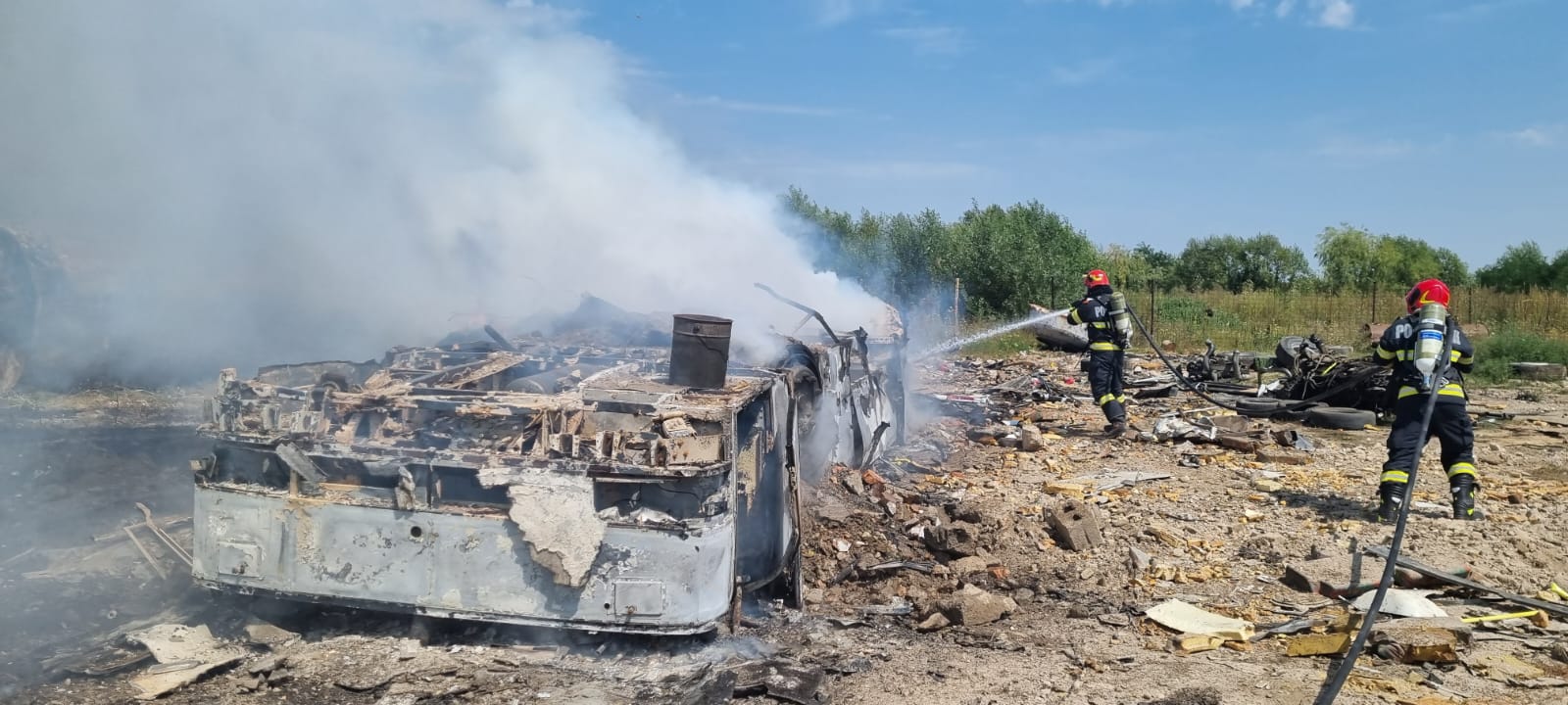Un camion dezafectat a luat foc, la Colanu, in Ulmi