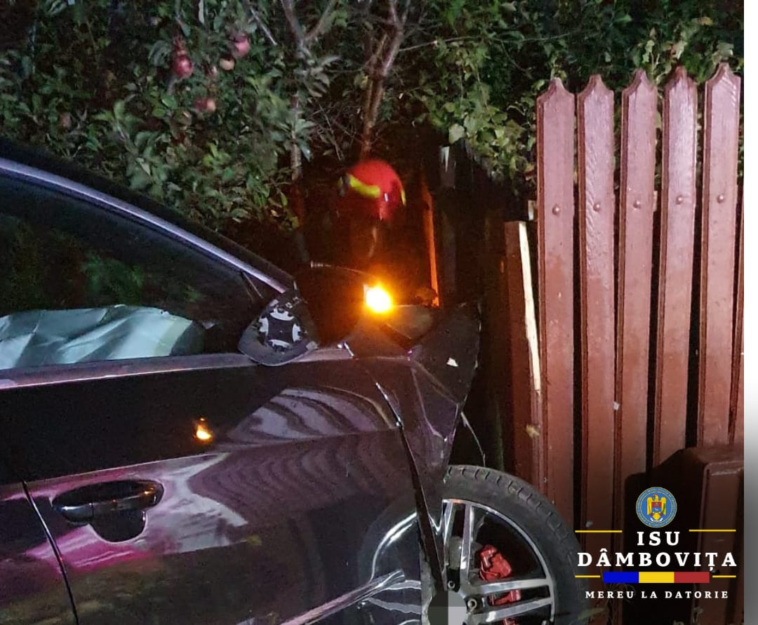 Accident,  azi-noapte, in Moreni. Un sofer a ajuns cu masina in gardul unei gospodarii