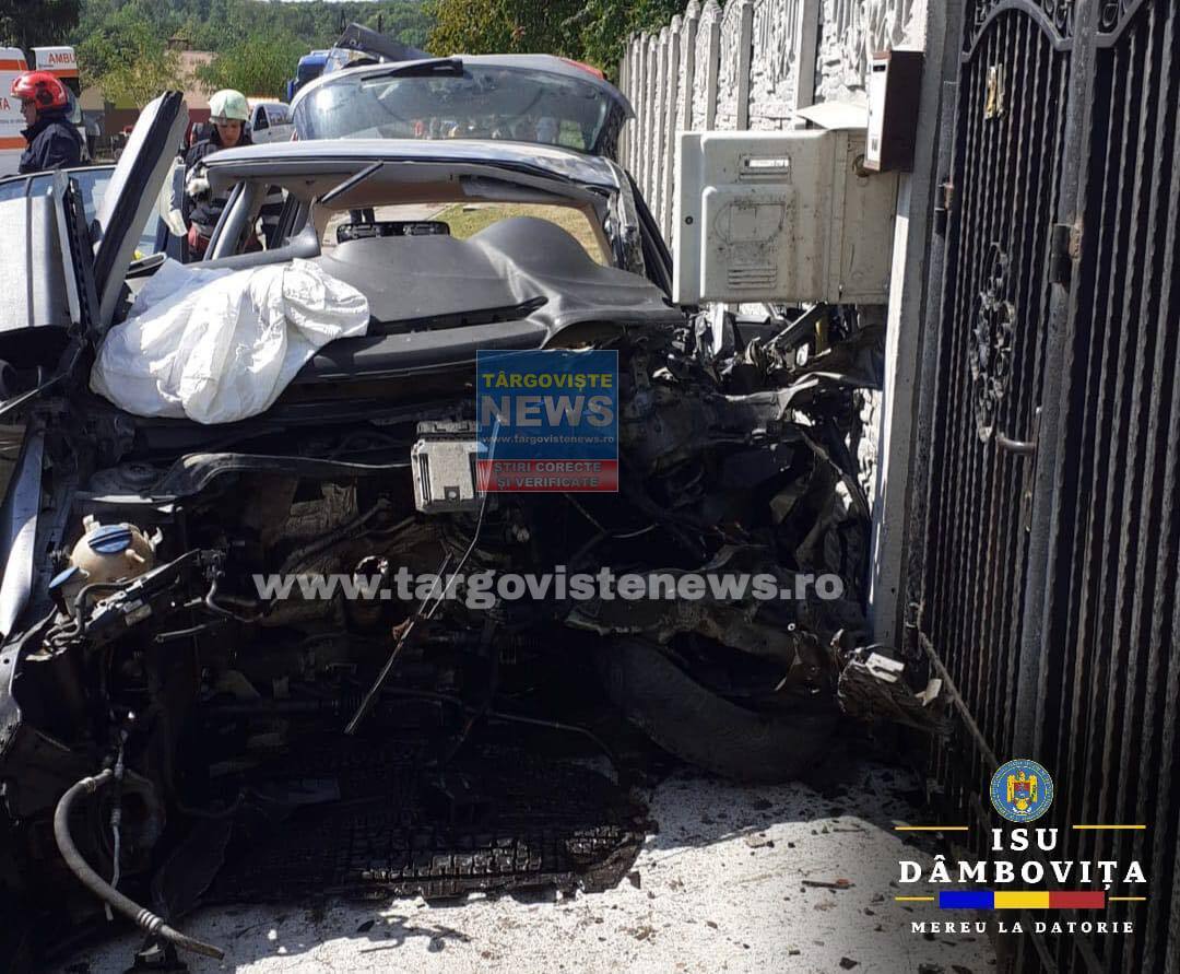 Accident grav în Moreni. O șoferița a rămas încarcerată după ce a intrat frontal cu mașina într-un camion