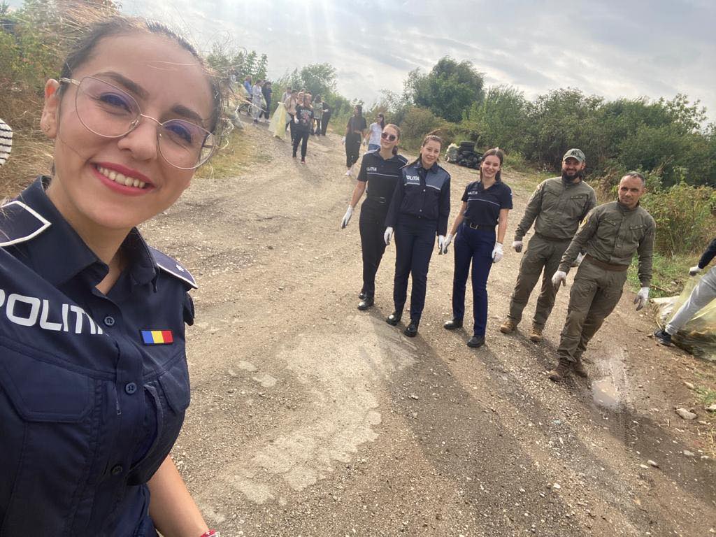 Fără rușine, un gest de normalitate: Polițiștii dâmbovițeni au ieșit să adune deșeurile aruncate de alții la întâmplare