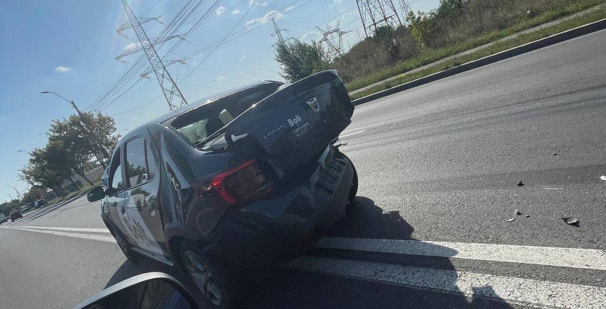 Accident pe Șoseaua Găești, în Târgoviște. O mașină de la Bolt a fost izbită de un alt autoturism. Unul dintre șoferi are o alcoolemie uriașă