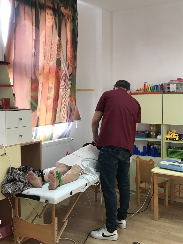 Consultații și tratamente medicale gratuite pentru oamenii sărmani din Românești, Potlogi. ”Nu ajung la medic cu anii”