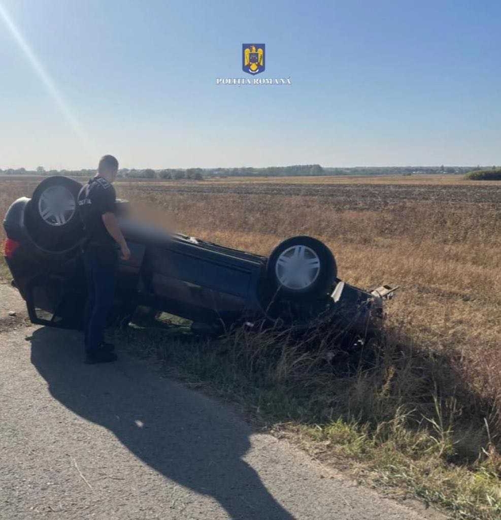 O tânără, fără permis de conducere a fost rănită, azi-dimineață, după ce s-a răsturnat cu mașina pe un drum din Urziceanca, în comuna Ciocănești