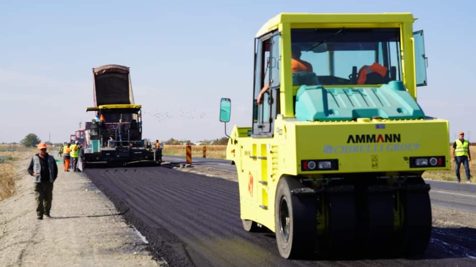 S-a turnat primul strat de asfalt pe o porțiune din DN 7, Bâldana – Titu, pentru lărgirea la 4 benzi