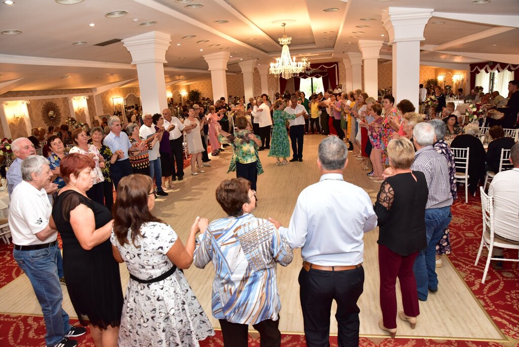 Aproximativ 700 de bunici au fost sărbătoriți la Găești, de Ziua Persoanelor Vârstnice