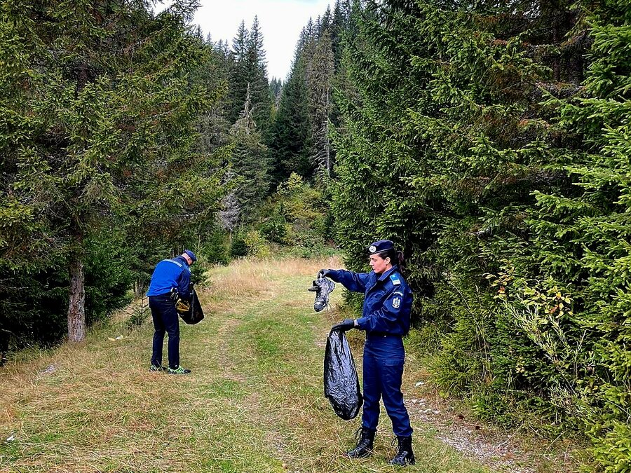 Jandarmii montani au adunat gunoaiele lăsate în urmă de turiști, în Bucegi