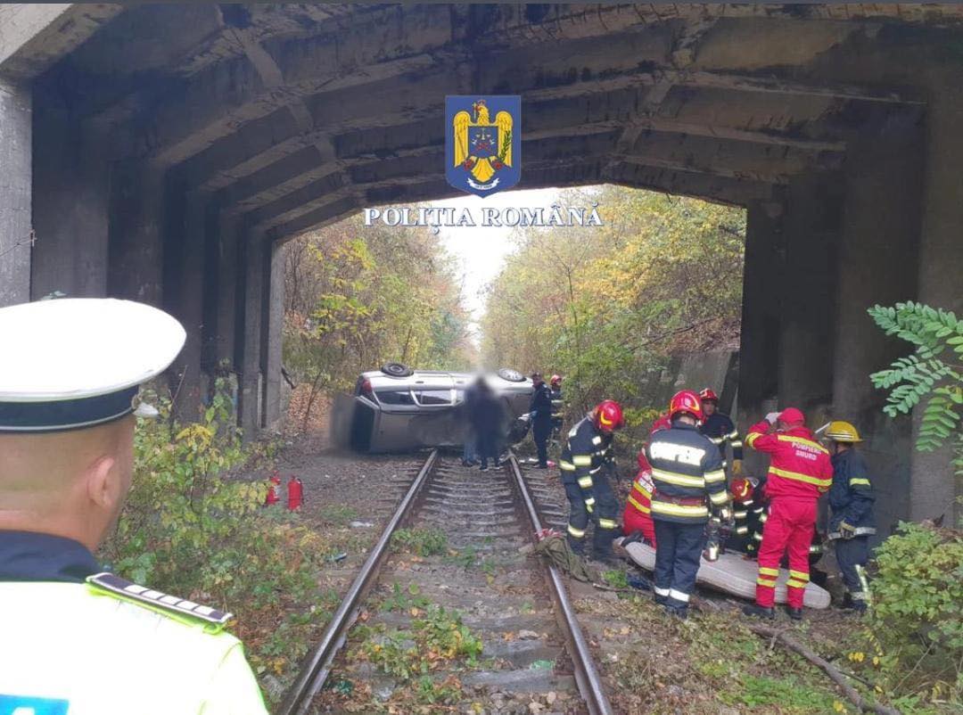 ACUM – Un şofer în vârstă de 80 de ani s-a răsturnat cu maşina pe calea ferată, la Adânca