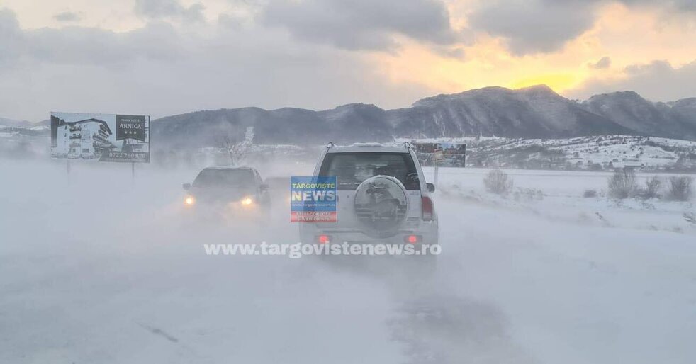 Se circulă cu dificultate pe DN 73, între Braşov – Rucăr – Bran. Ninge viscolit, iar maşinile înaintează cu greu