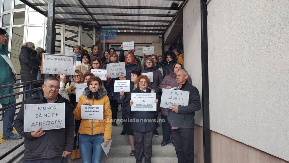 Angajaţii Casei Judeţene de Pensii Dâmboviţa continuă protestul: “Dragi parlamentari, aveţi părinţi, aveţi bunici, nu îi lăsaţi fără pensie în pragul sărbătorilor”