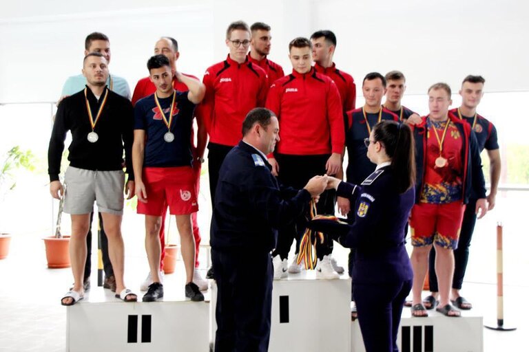 Târgovişte: Cei mai buni jandarmi, pompieri şi poliţişti au fost premiaţi la Campionatul de Înot al M.A.I.