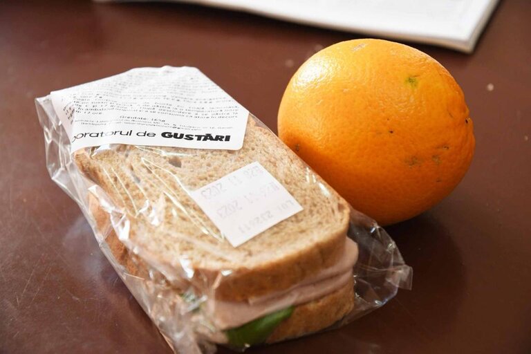 Liceul “Ion Ghica Răcari”: Elevii primesc sandwich şi un fruct