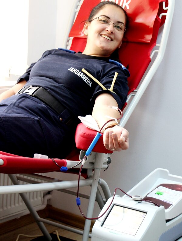 Zeci de jandarmi şi voluntari au donat sânge la Centrul de transfuzie din Târgovişte. “Salvează o viaţă”