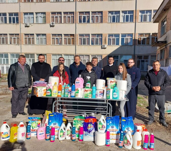 Mai mulţi tineri şi preoţi au donat produse de curăţenie spitalului orăşenesc Găeşti