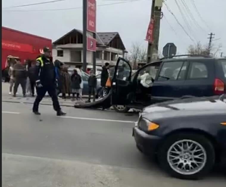 Accident la Cojasca. Un şofer şi o pasageră au fost răniţi şi duşi la spital