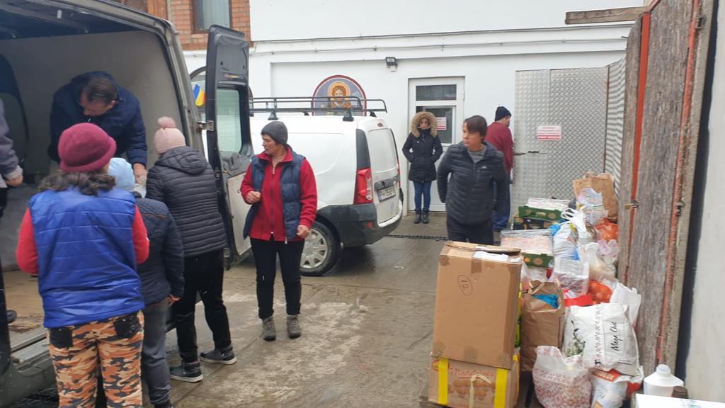 Tinerii şi preoţii din Răzvad au donat 300 de kilograme de alimente şi haine oamenilor sărmani, de la Valea Plopului