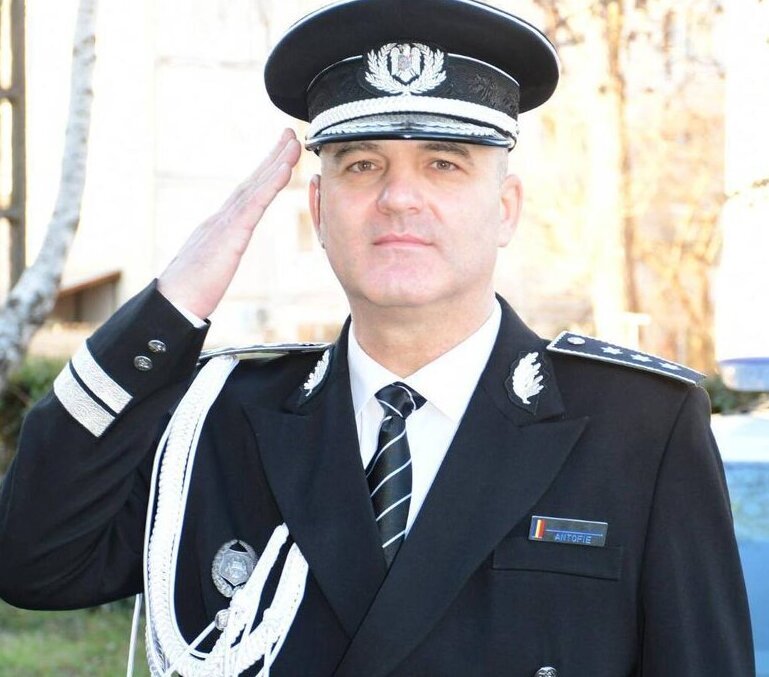Comisarul şef Adrian Antofie, unul dintre profesioniştii Poliţiei Dâmboviţa, s-a pensionat