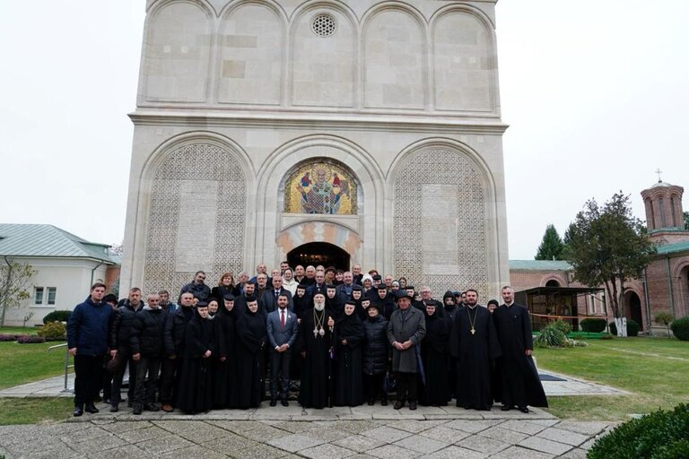 Mitropolitul Nifon a participat la sărbătoarea Sfântului Ierarh Nicolae, hramul bisericii Mânăstirii Dealu