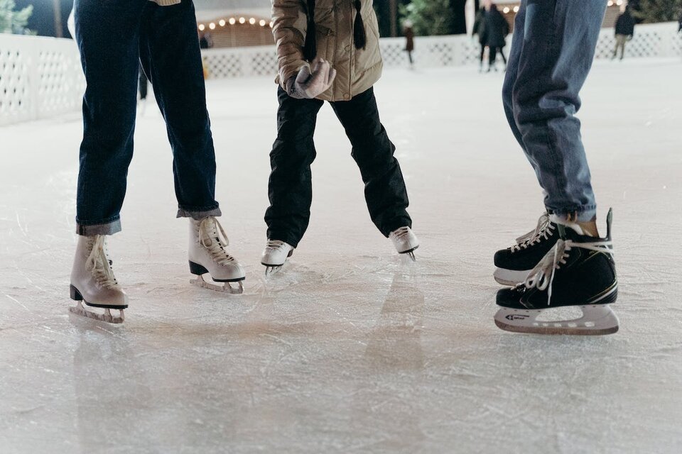 Advertorial: Aventură de iarnă cu copilul tău – Ce să iei la patinoar?