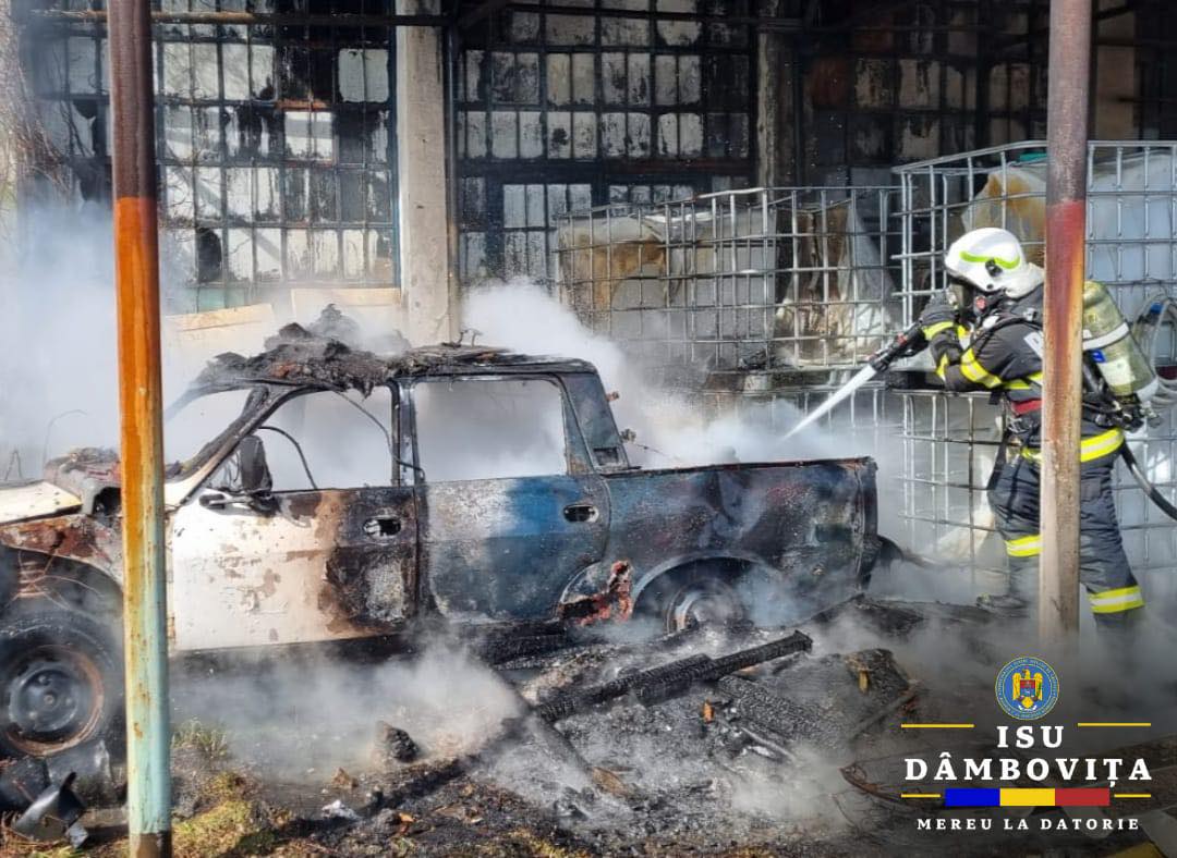 O maşină a luat foc pe strada Cooperaţiei, în Târgovişte