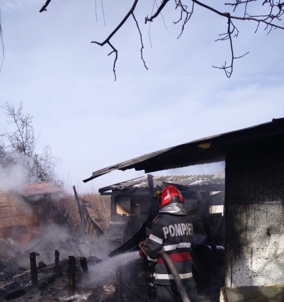 Acoperişul unei locuinţe a luat foc, la Samurcaşi, în Crevedia