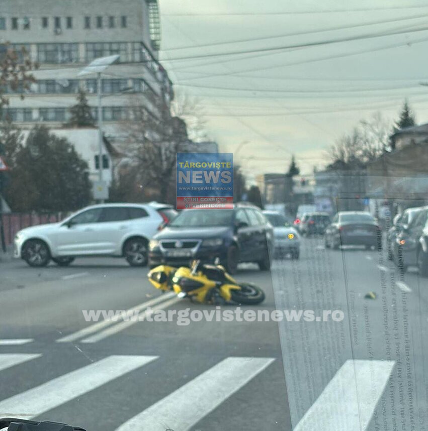 Accident între o motocicletă și o mașină, în centrul orașului Târgoviște