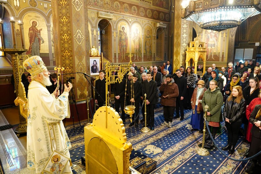 ÎPS Nifon, la Catedrala din Târgovişte: “Fiecare om a primit de la Dumnezeu daruri pentru a aduce bucurie semenilor”