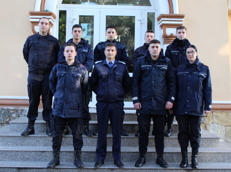 8 elevi de la şcoala militară, în practică la Jandarmeria Dâmboviţa