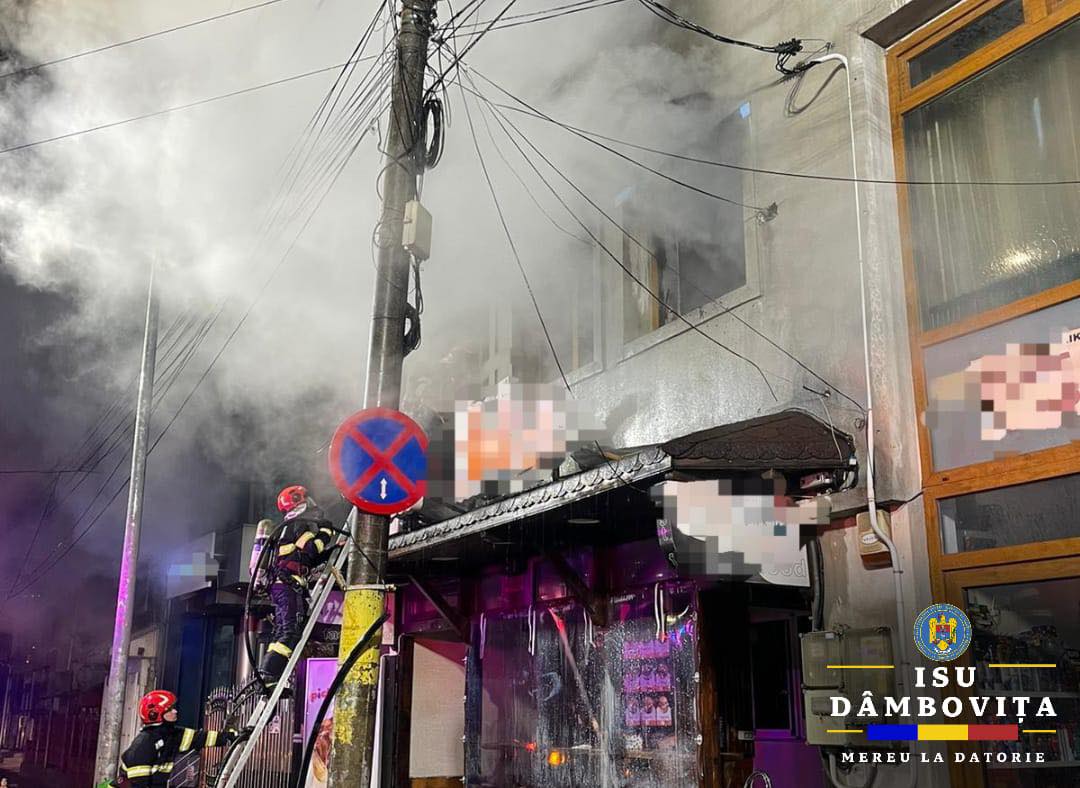 O casă a luat foc, azi-noapte, în Târgovişte. Proprietarul a suferit arsuri
