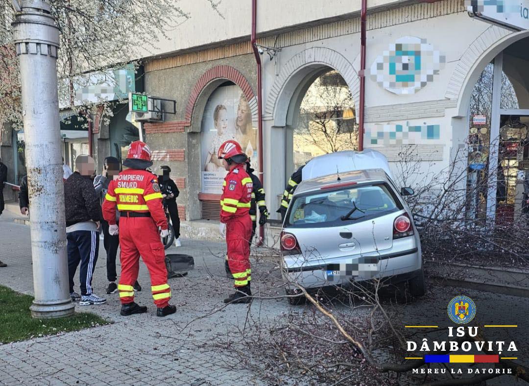 Un şofer a scăpat maşina de sub control şi a ajuns în zidul unui bloc din centrul municipiului Târgovişte