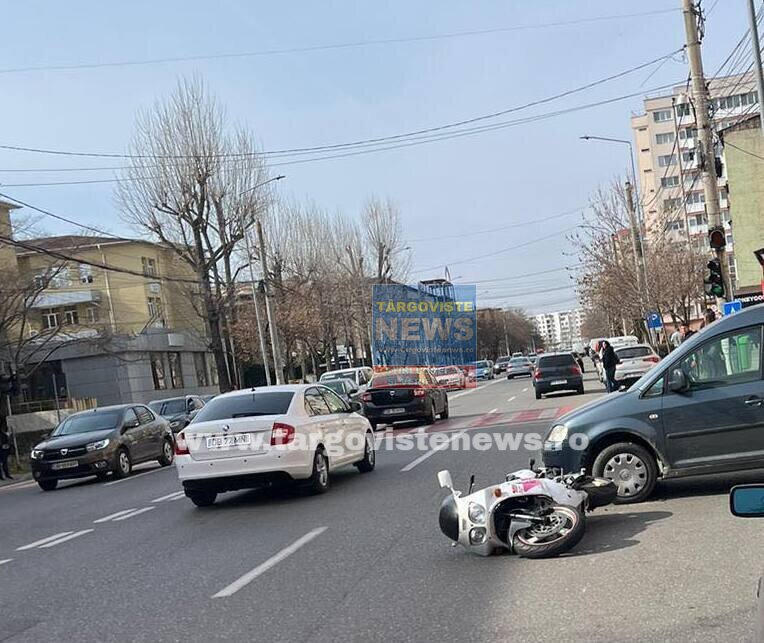 Un motociclist a fost rănit de două maşini, pe Bulevardul Unirii, în Târgovişte