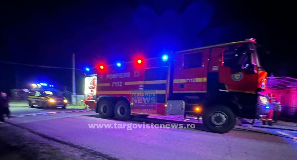 O anexă a fost distrusă de flăcări, aseară, la Mogoşani. O femeie a suferit atac de panică