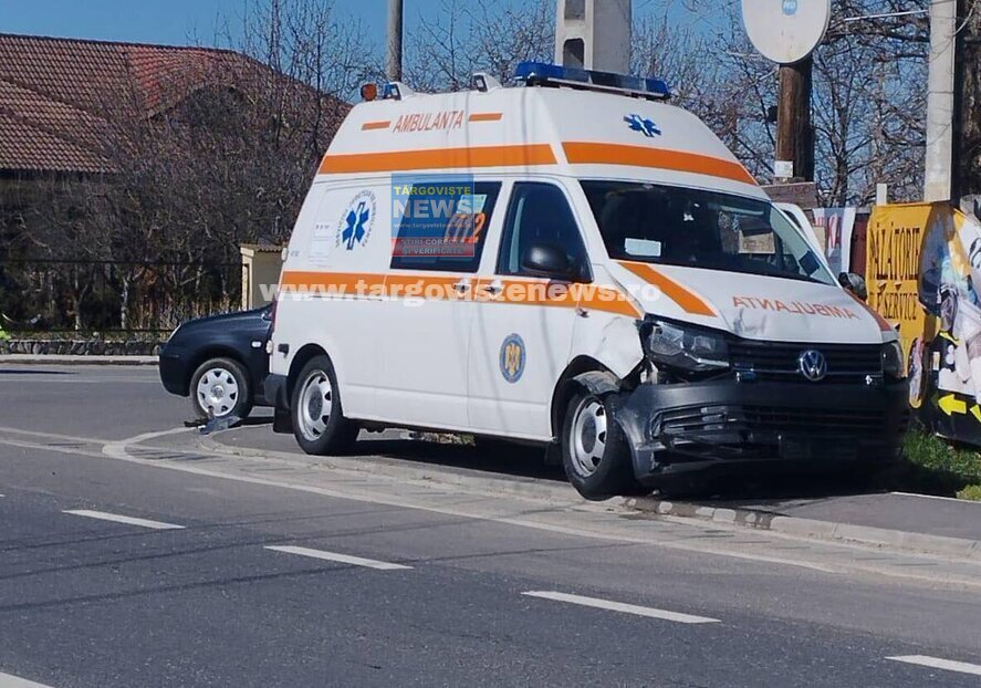 O ambulanţă în misiune a fost avariată de o maşină, în intersecţia de la Racoviţa