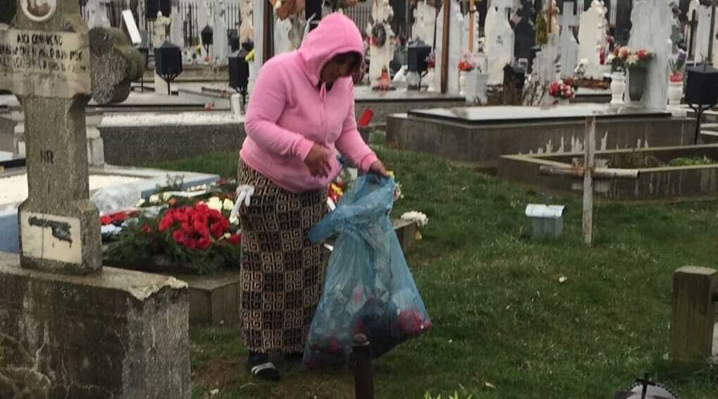 Târgovişte: Beneficiarii de ajutor social, curăţenie în cimitire