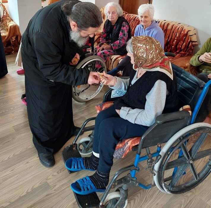 Mai mulţi preoţi şi tineri voluntari au oferit daruri şi o vorbă bună bunicilor de la centrul social din Mereni, Conţeşti