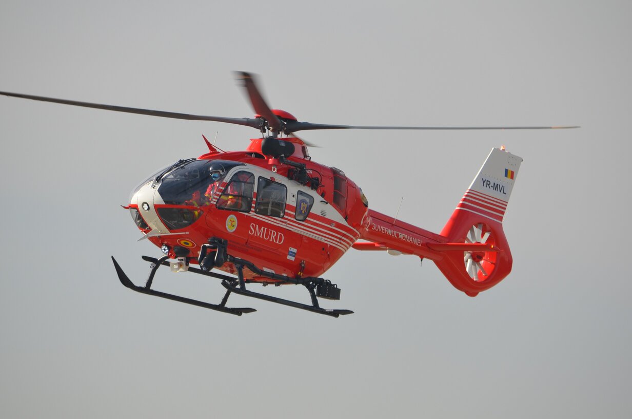 Un tânăr motociclist a fost rănit şi preluat de un elicopter SMURD după ce a intrat într-o podişcă
