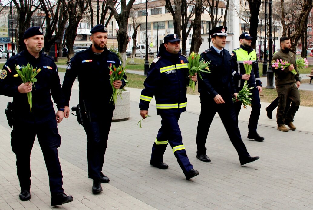 Jandarmii, pompierii și polițiștii le-au oferit doamnelor și domnișoarelor flori și zâmbete, la Târgoviște