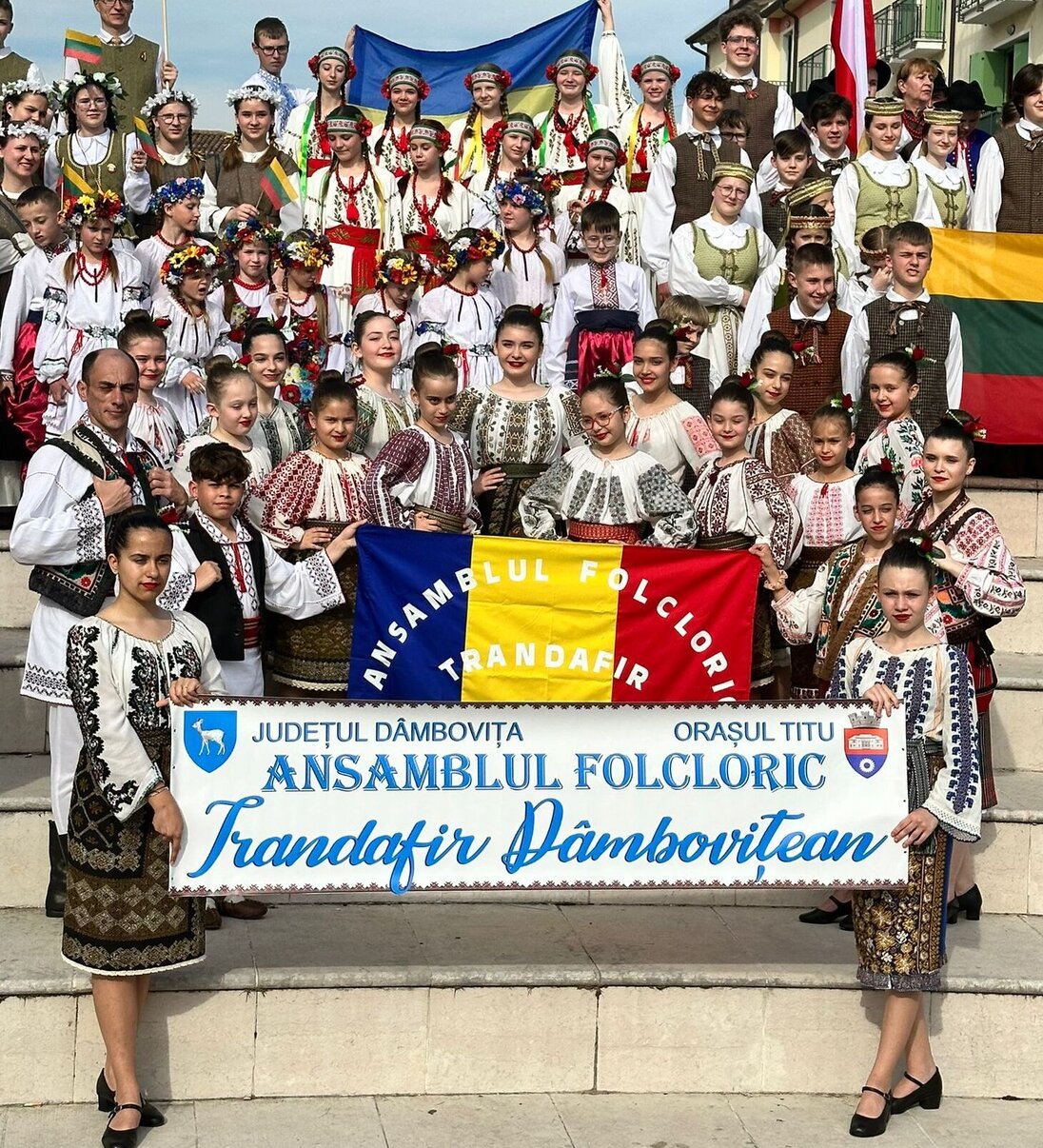 Ansamblul Trandafir Dâmbovițean a fermecat publicul în Italia! Dansurile tradiţionale româneşti au adus ropote de aplauze şi felicitări!