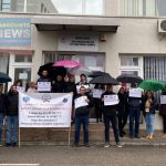 “Mereu sacrificaţi, niciodată respectaţi!” Angajaţii Registrului Comerţului Dâmboviţa au protestat în ploaie, la Târgovişte. Oamenii se plâng că au cele mai mici salarii din Justiţie