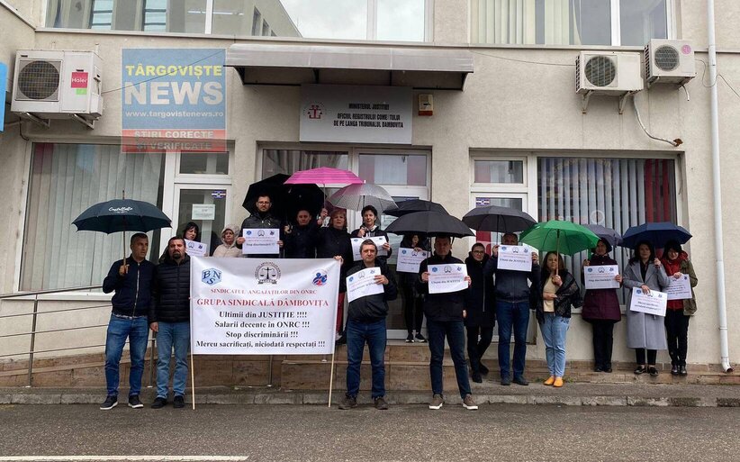 “Mereu sacrificaţi, niciodată respectaţi!” Angajaţii Registrului Comerţului Dâmboviţa au protestat în ploaie, la Târgovişte. Oamenii se plâng că au cele mai mici salarii din Justiţie
