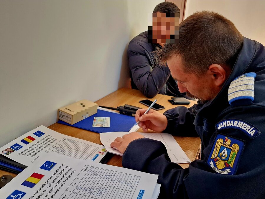 Târgovişte: Doi indivizi care pretindeau că sunt surdomuţi şi cereau bani pentru o asociaţie care nu există au început să vorbească după ce i-au luat jandarmii la rost